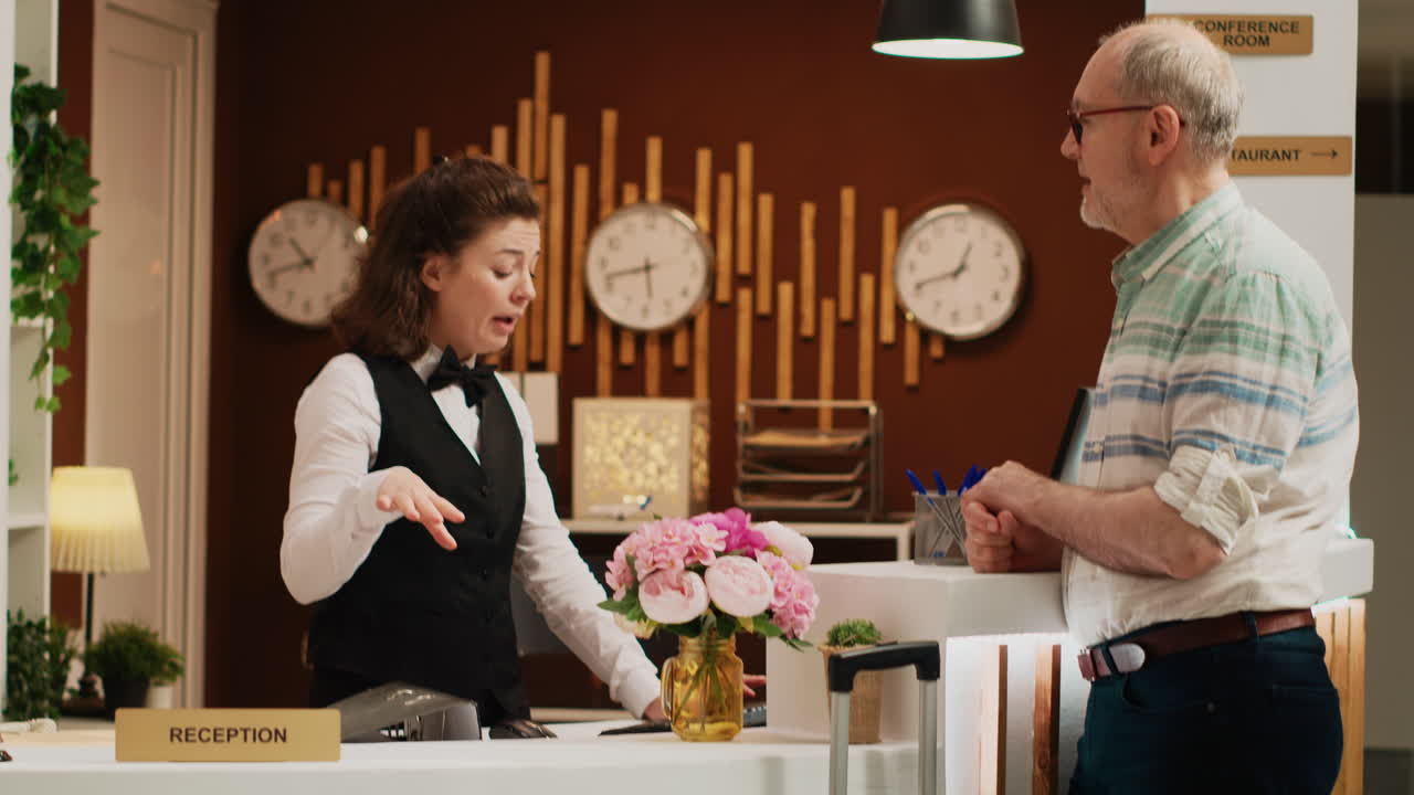 empleados que acogen a personas de edad