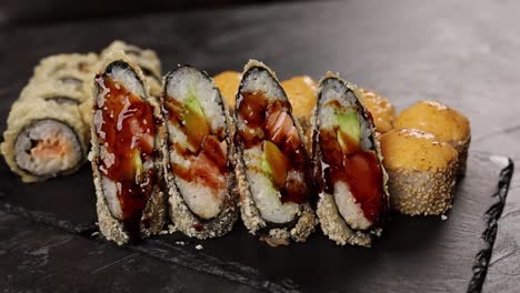 rollos de sushi variados