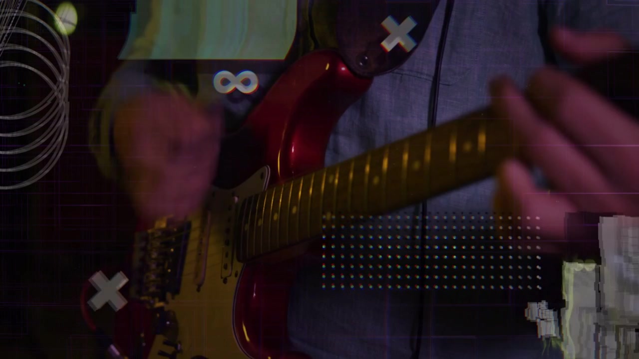 デュエットのライブで、男性ギタリストがギターを弾き始め、フレットを押さえる。手元にはオーバーレイが表示され、マイクがフレームインする。