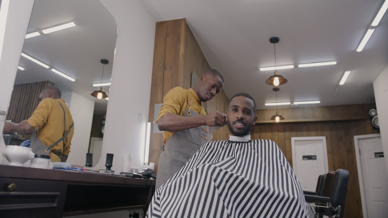 barbero haciendo un corte de pelo