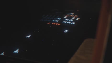 primer plano de la pantalla del juego parpadeando "game over