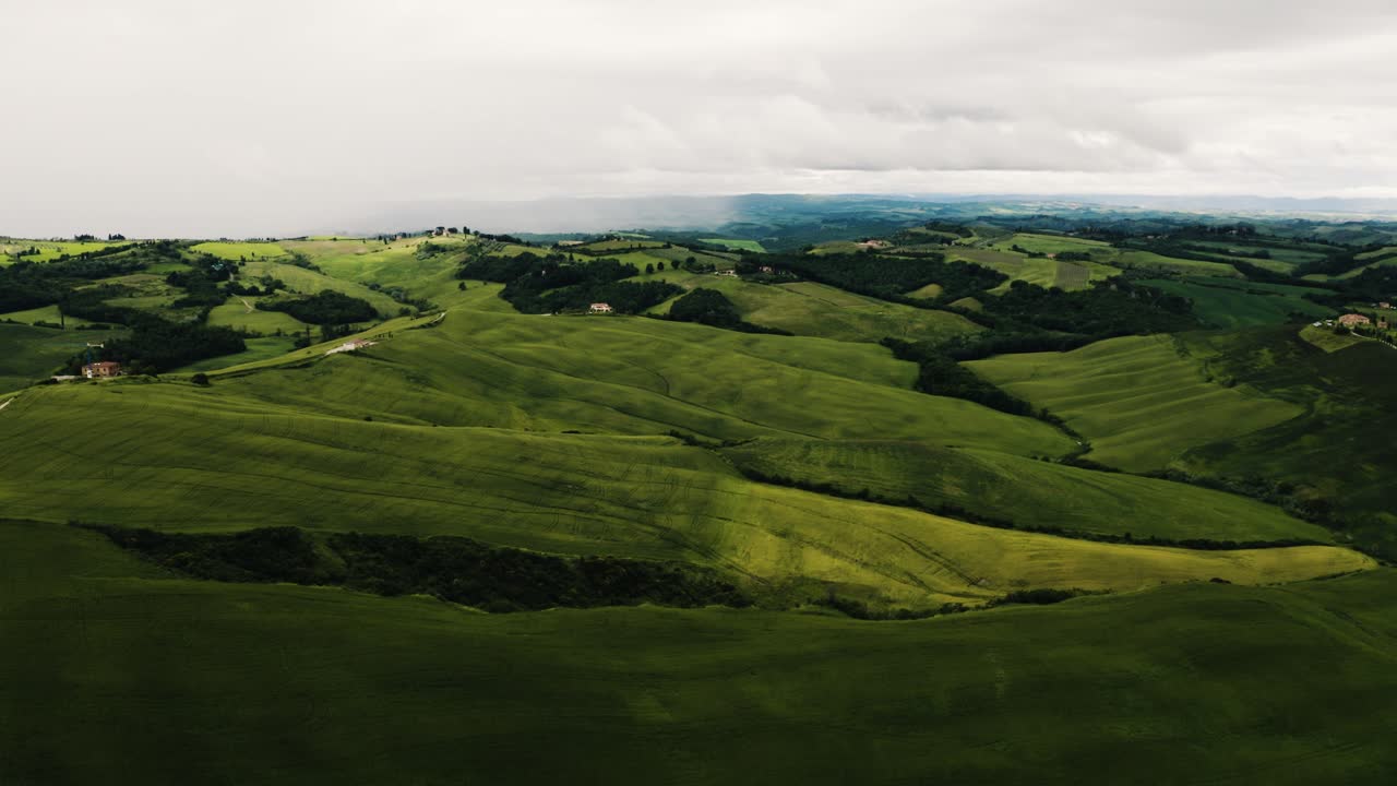 fotografía de un avión no tripulado de vastas tierras de cultivo en toscana, italia
