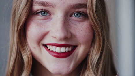 retrato de una joven sonriente