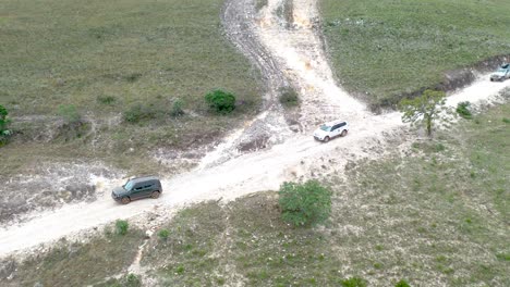 vehículos todoterreno 4x4 en senderos de terreno accidentado en el parque nacional serra da canastra en evento terrestre, minas gerais, brasil