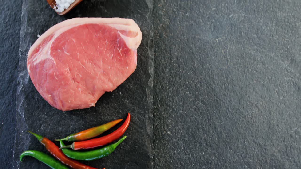 chuleta de filete, sal y chiles