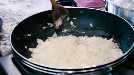 Gewürfelte-Zwiebeln-In-Der-Pfanne-Anbraten