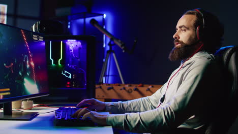 hombre sintiéndose enojado y gritando después de ser derrotado en videojuegos