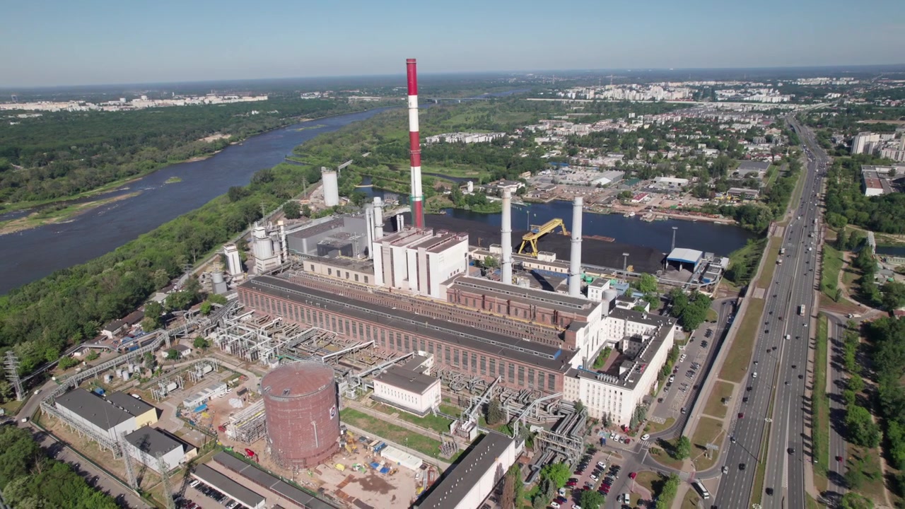 Veduta aerea dall'alto di una massiccia centrale termoelettrica con ciminiere e pesanti attrezzature industriali, 4K.