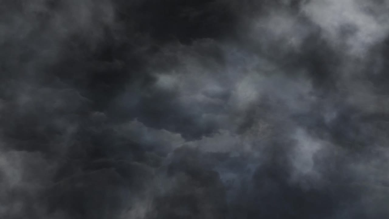 nubes oscuras con destellos de relámpagos en el cielo oscuro