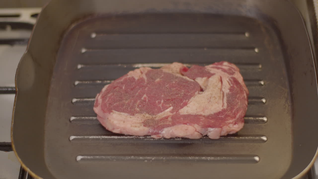 Bistecca di ribeye al sangue messa in padella griglia