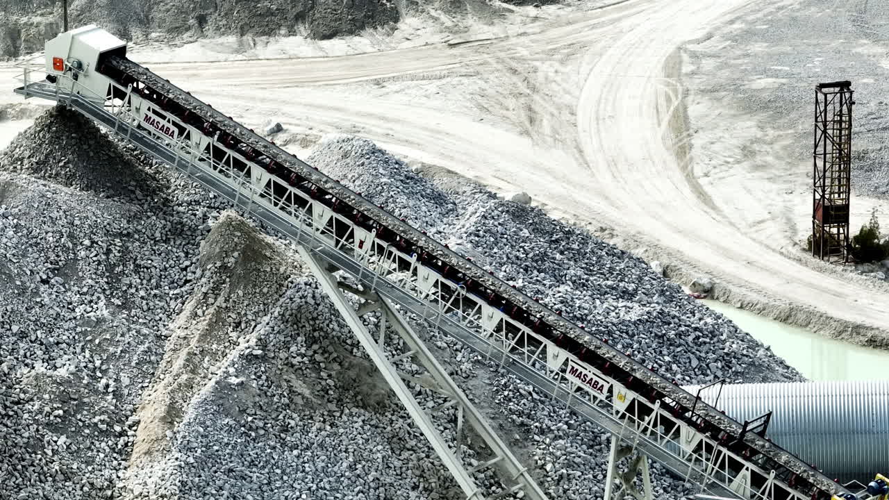 쇄석기를 달리는 돌이 줄을 섭니다