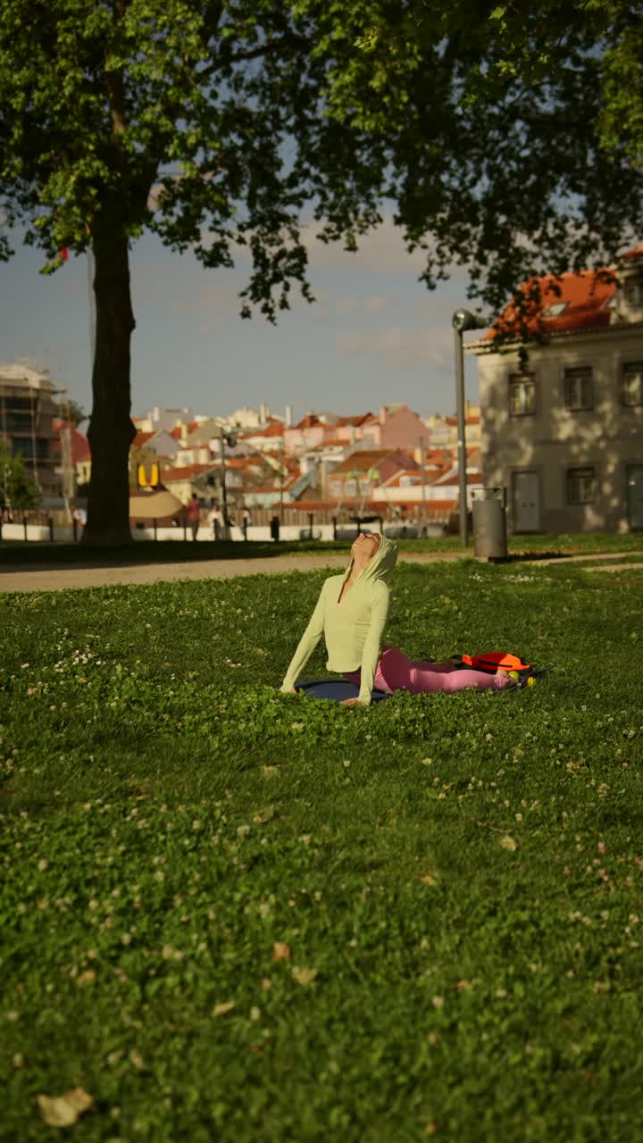 mujer practicando yoga en un parque