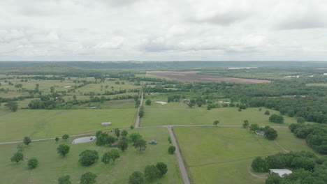 vista panorámica de campos verdes en un día nublado en mulberry, arkansas, estados unidos - toma de avión no tripulado