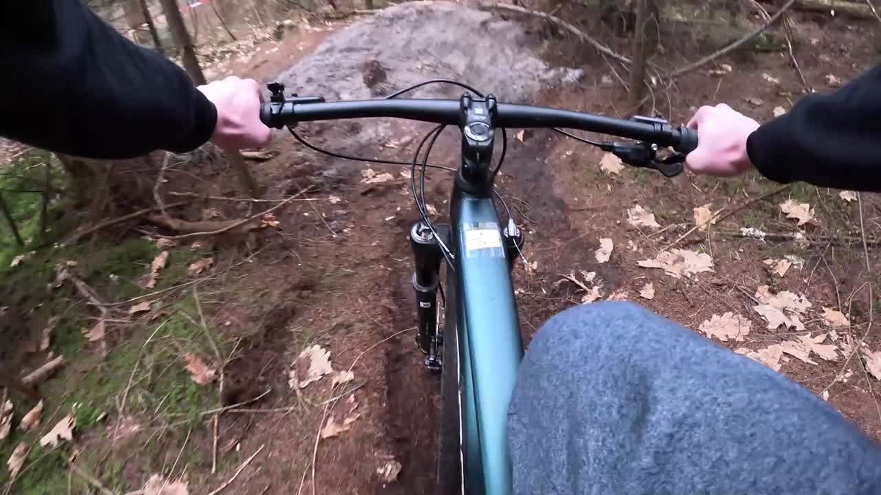 Vídeo de percurso em pequena trilha na floresta.