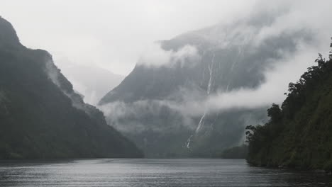 Crucero-Milford-Sound,-Cascadas-Distantes-Oscurecidas-Por-Misteriosas-Nubes-Brumosas