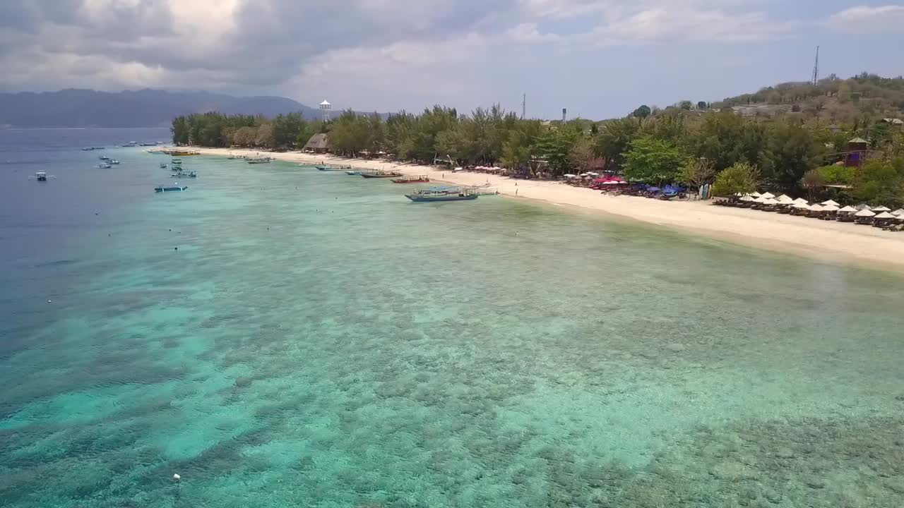 la playa de gili trawangan es un paraíso de ensueño, fantástica vista aérea, vuelo panorámico, curva, imágenes de drones de lombok en bali, indonesia, en el soleado verano de 2017.