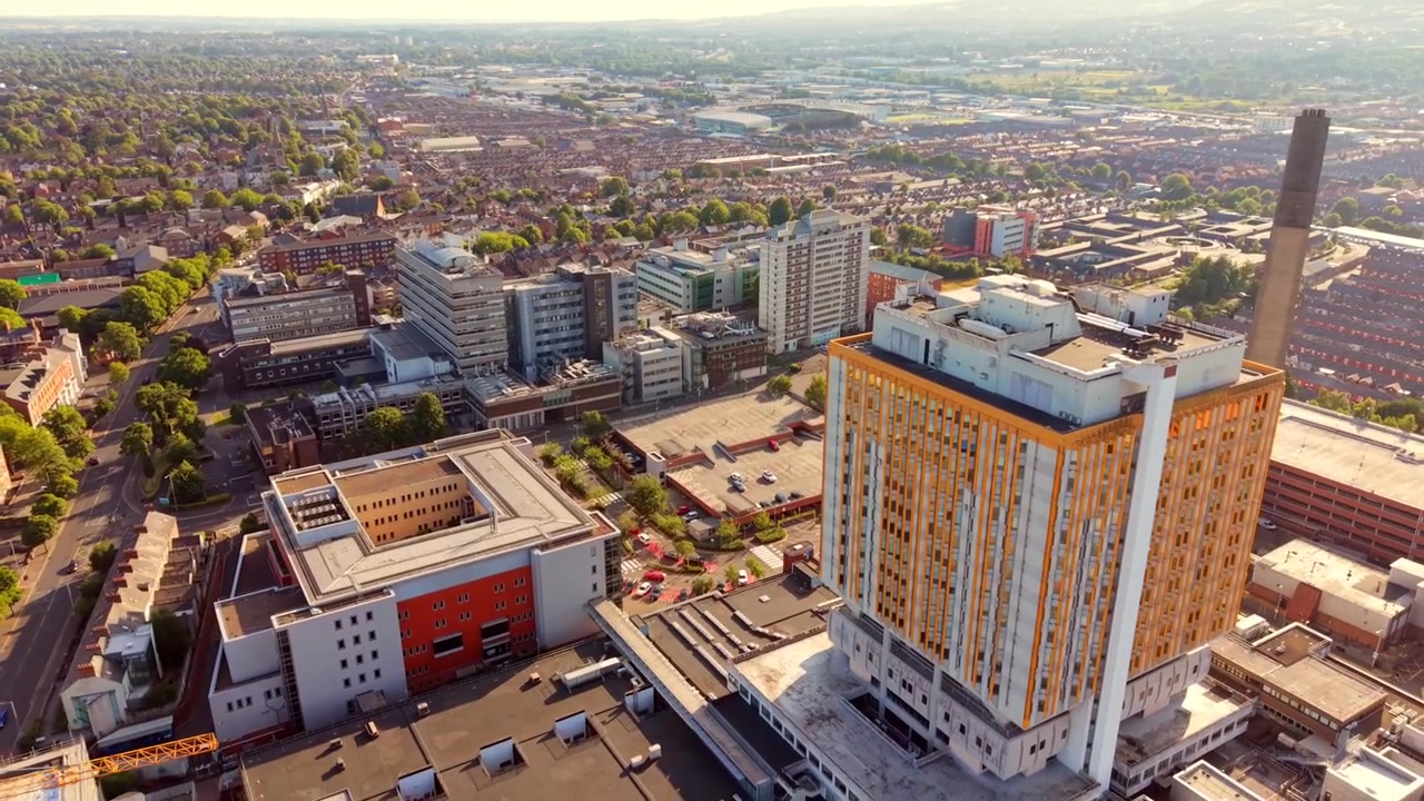 Video aereo 4K 60FPS GV con movimento all'indietro dell'Ospedale Civico di Belfast a Belfast, Irlanda del Nord, nel Regno Unito. Prodotto in una sera d'estate con colore Rec709.