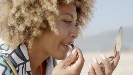 retrato de una hermosa mujer haciendo maquillaje