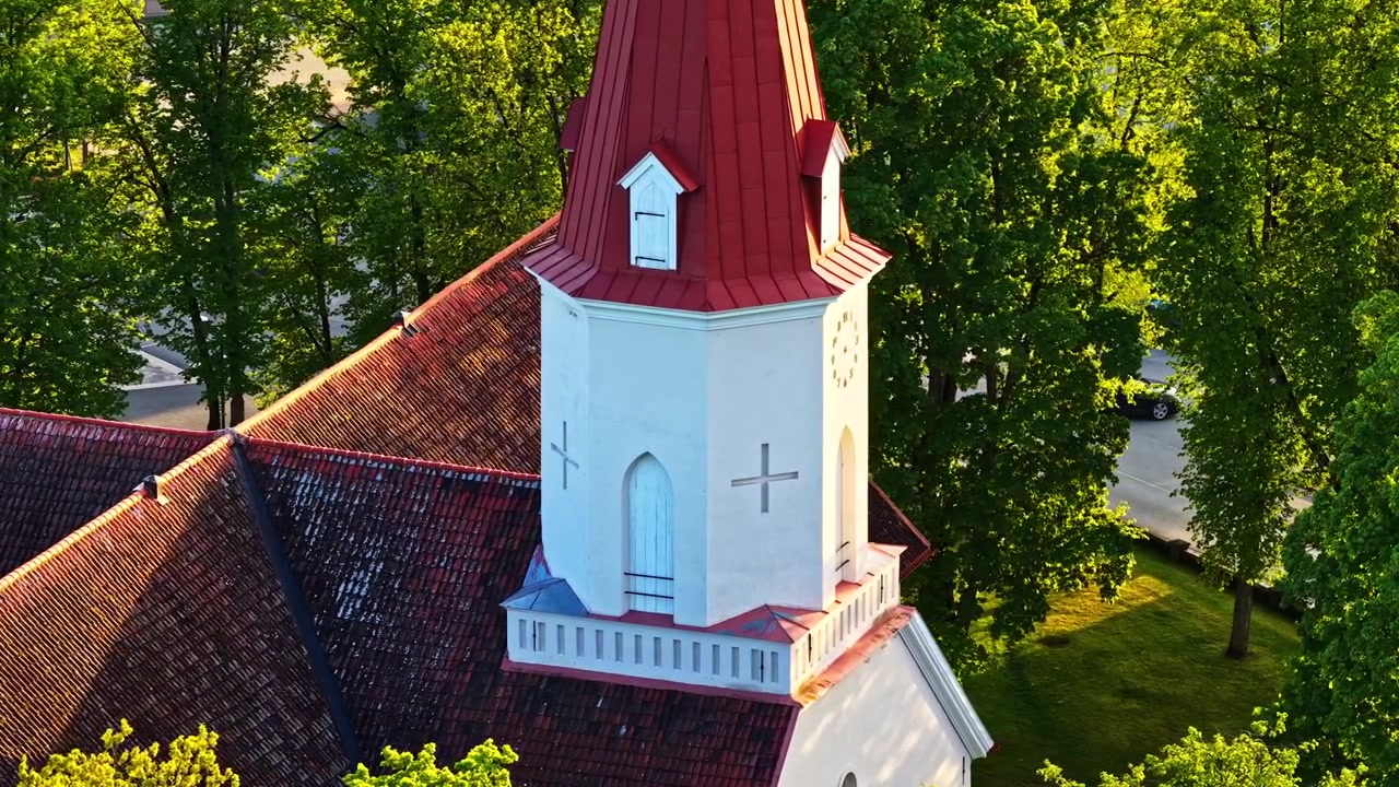 Vista aerea ravvicinata del campanile della Chiesa Luterana con il suo tetto rosso in Lettonia.