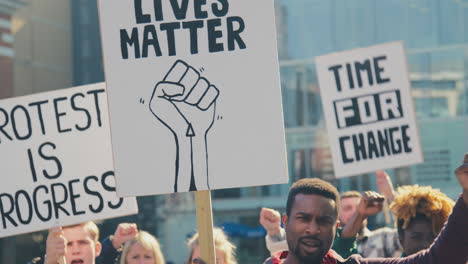 Demonstranten-Mit-Plakaten-Zum-Thema-Black-Lives-Matter,-Demonstrationsmarsch-Gegen-Rassismus