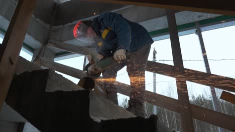 trabajador de la construcción que corta tubos metálicos