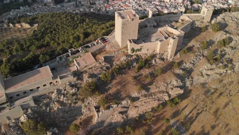 Castillo-De-Jaen,-España-Castillo-De-Jaen-Volando-Y-Tomas-Terrestres-Desde-Este-Castillo-Medieval-En-La-Tarde-De-Verano,-Tambien-Muestra-La-Ciudad-De-Jaen-Hecha-Con-Un-Drone-Y-Una-Camara-De-Accion-A-4k-24fps-Usando-Filtros-Nd-21