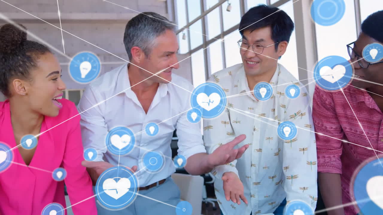 사무실에서 다양한 사업가들과의 아이콘과의 연결 네트워크의 애니메이션