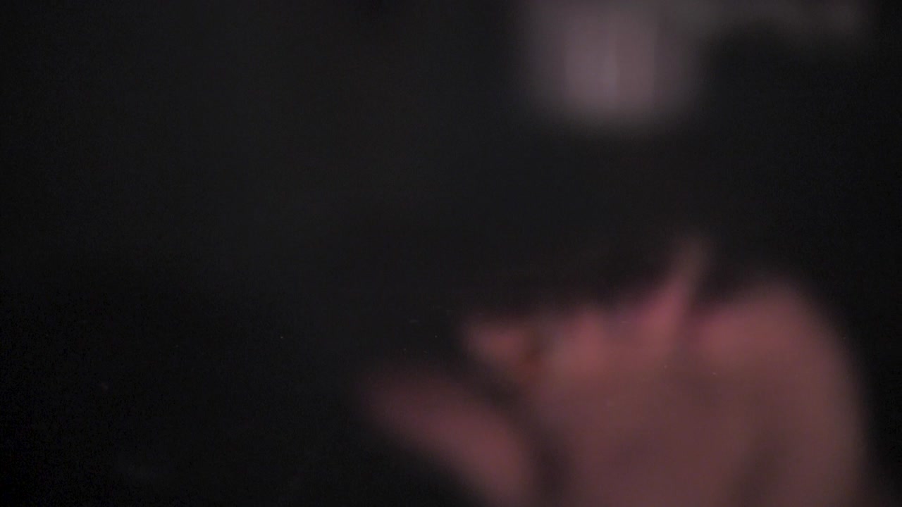 el hombre deja caer pastillas de su mano, enzima, tratamiento pancreático