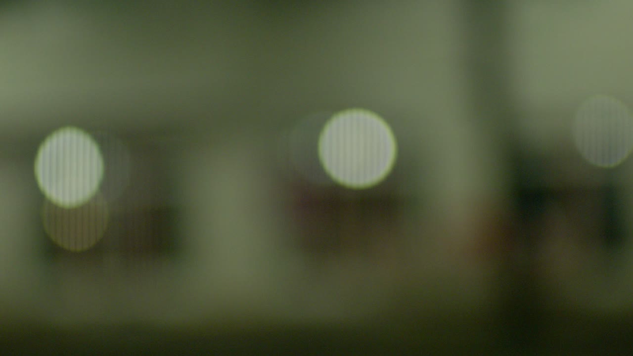 밤에 흐릿한 도시 불빛