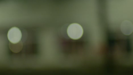 luces borrosas de la ciudad por la noche