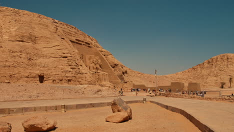 el gran templo de ramsés ii en abu simbel con estatuas talladas en plano ancho