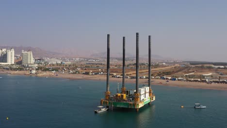 campo de gas natural en el mar cerca de la costa de israel y la playa de hadatiyim, toma aérea