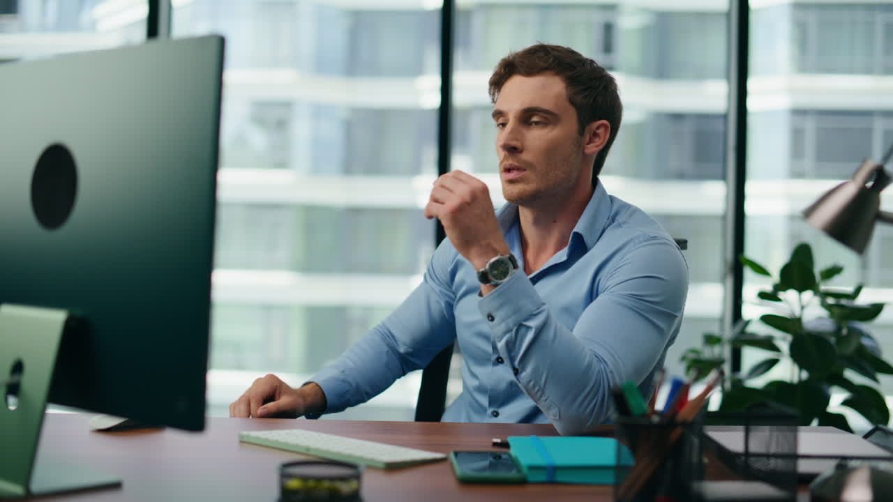 ritratto di un impiegato preoccupato seduto alla scrivania. un manager stanco che lavora al computer.