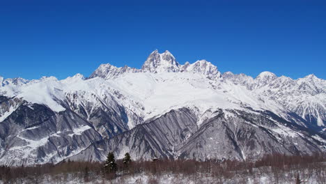 Vuelo-De-Drones-De-Invierno-Sobre-Las-Montañas-De-Mestia-En-Gerorgia