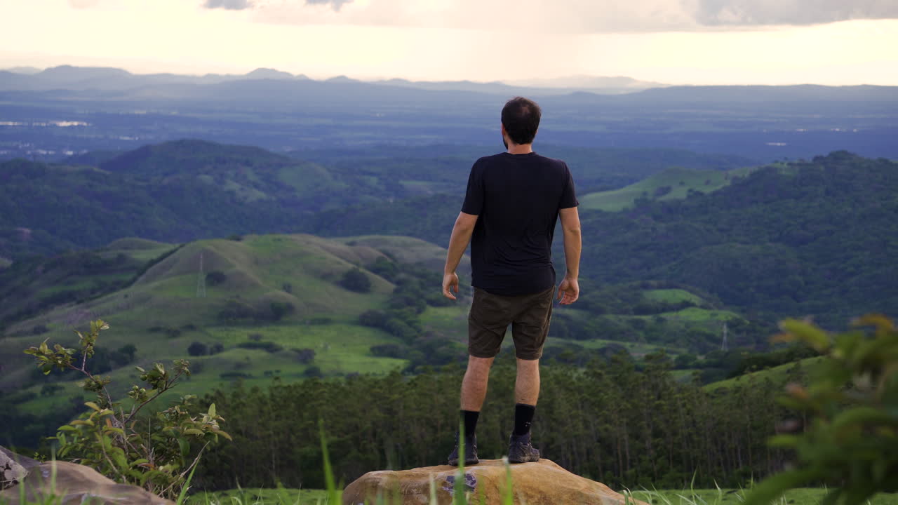 관광객은 광야 코스타리카 중앙 아메리카 낙원에서 일몰의 관점에 도달합니다.