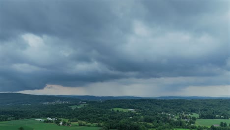 Ein-Luftzeitraffer-Von-Gewitterwolken-über-Den-Wäldern-Und-Ackerland-Im-Nördlichen-Lancaster-County,-Pennsylvania