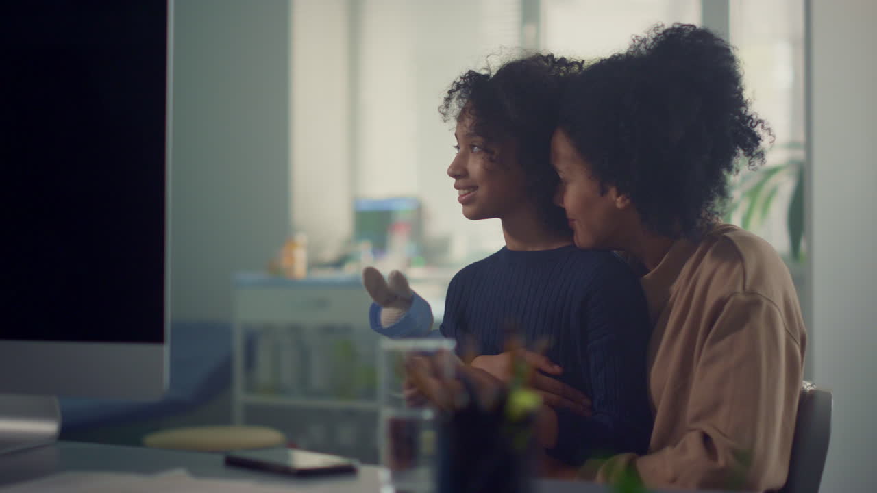 madre sentada esperando una consulta médica con su hija. familia esperando al médico