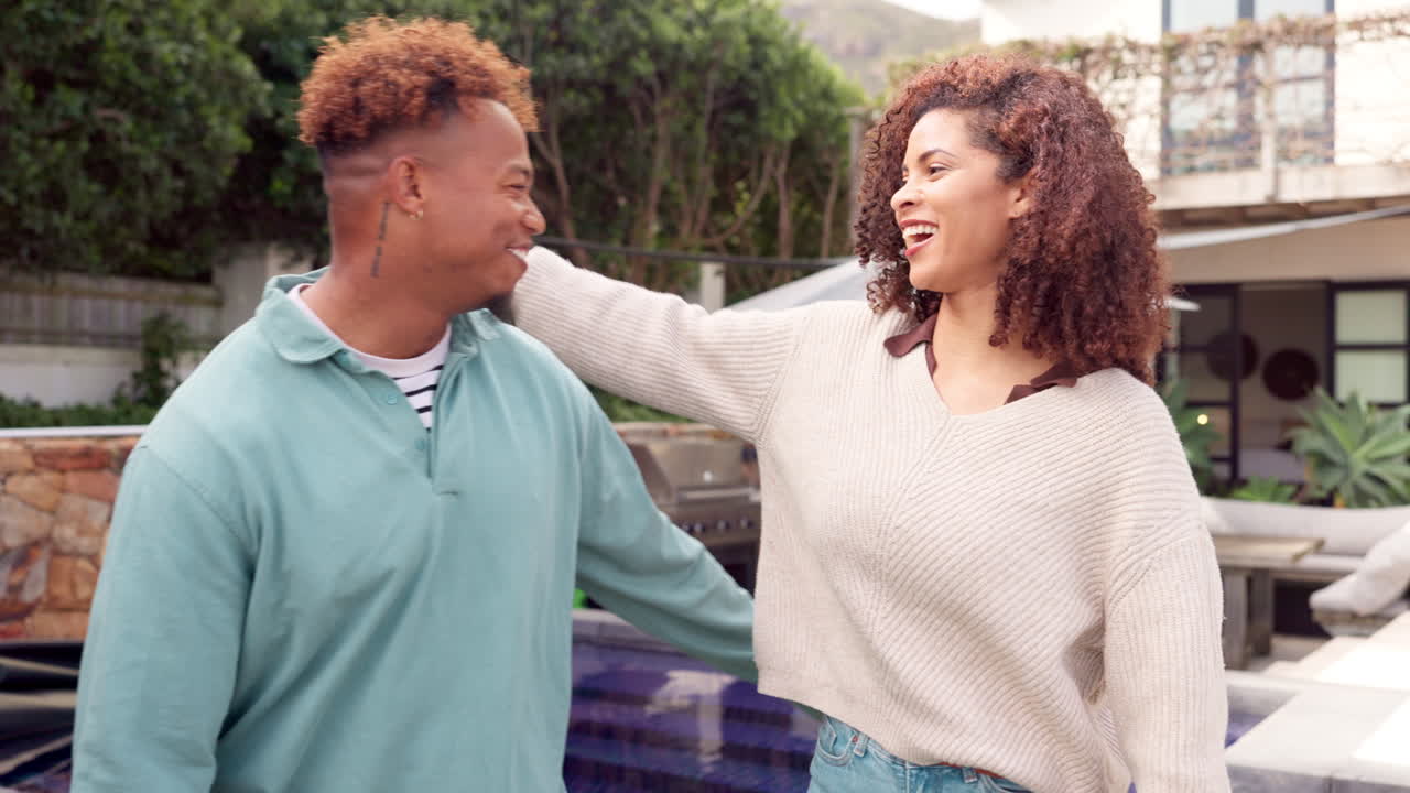 pareja feliz al aire libre