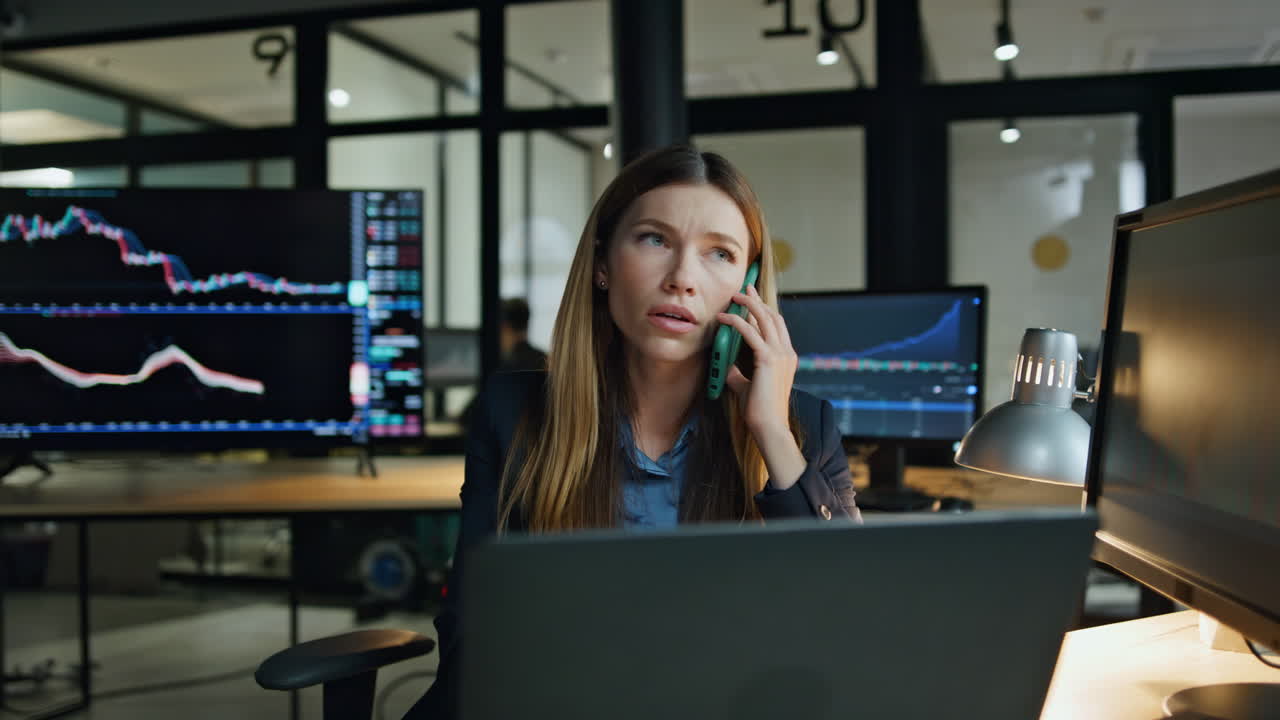 Responsabile di mercato che fa una chiamata nell'ufficio serale. Donna trader di borsa sconvolta che parla.