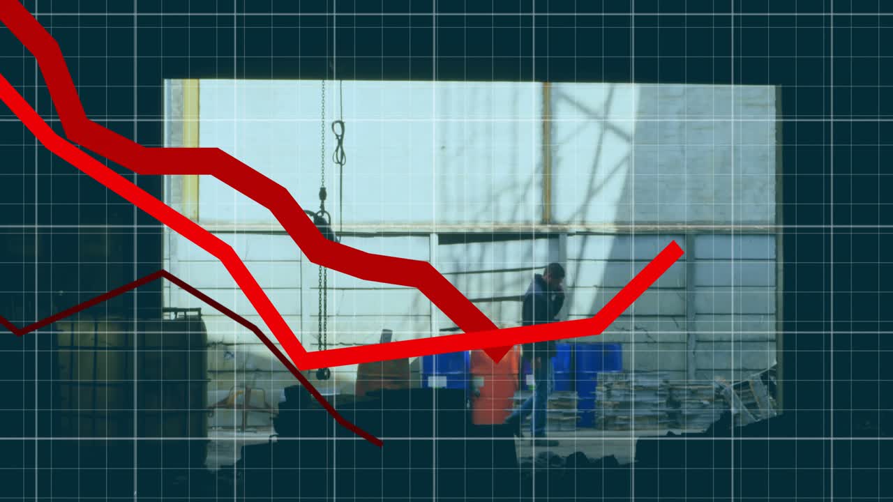 Trabajador de almacén levantando el teléfono, caminando mientras un gráfico de líneas rojas atraviesa una superposición de cuadrícula sobre barriles