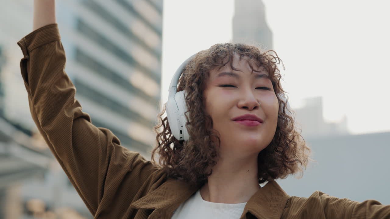 도시 에서 음악 을 즐기는 여자