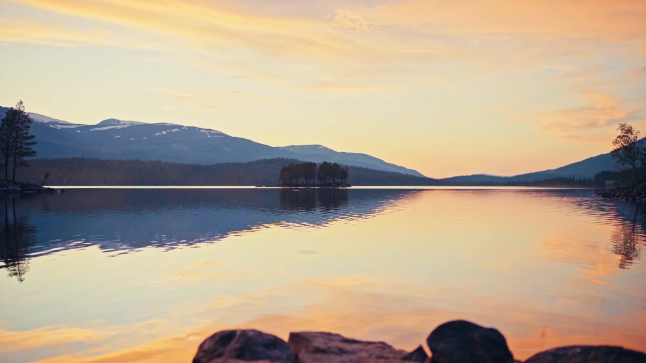 Norveç, Svenningsvatnet'te Gün Batımında Manzaralı Göl - Geniş Açı Çekim.
