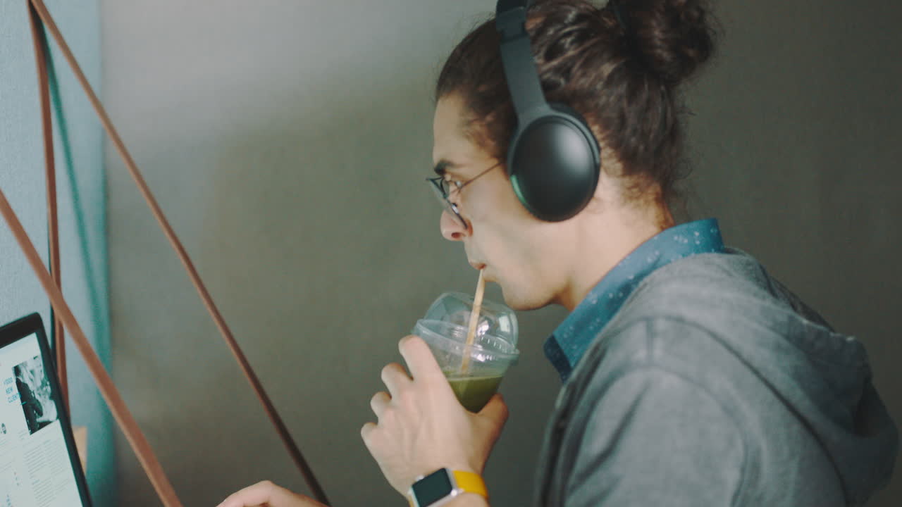 diseño web, hombre portátil y beber batido