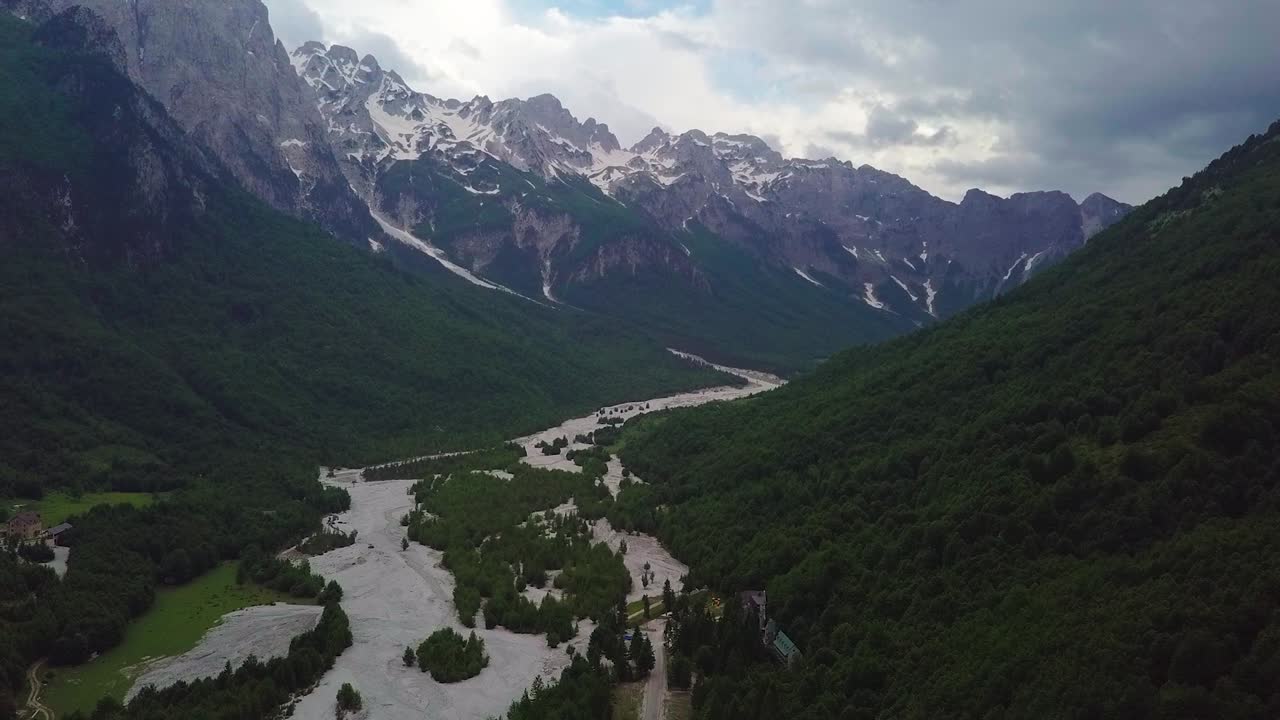 Il selvaggio e impervio Parco Nazionale della Valle di Valbona nelle Alpi albanesi, Europa orientale