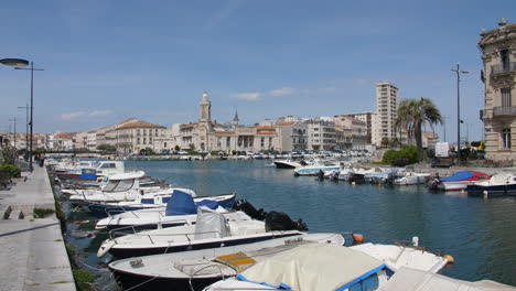 Vista-De-Los-Barcos-Atracados-En-El-Canal-Sete-Ciudad-Día-Soleado-Francia