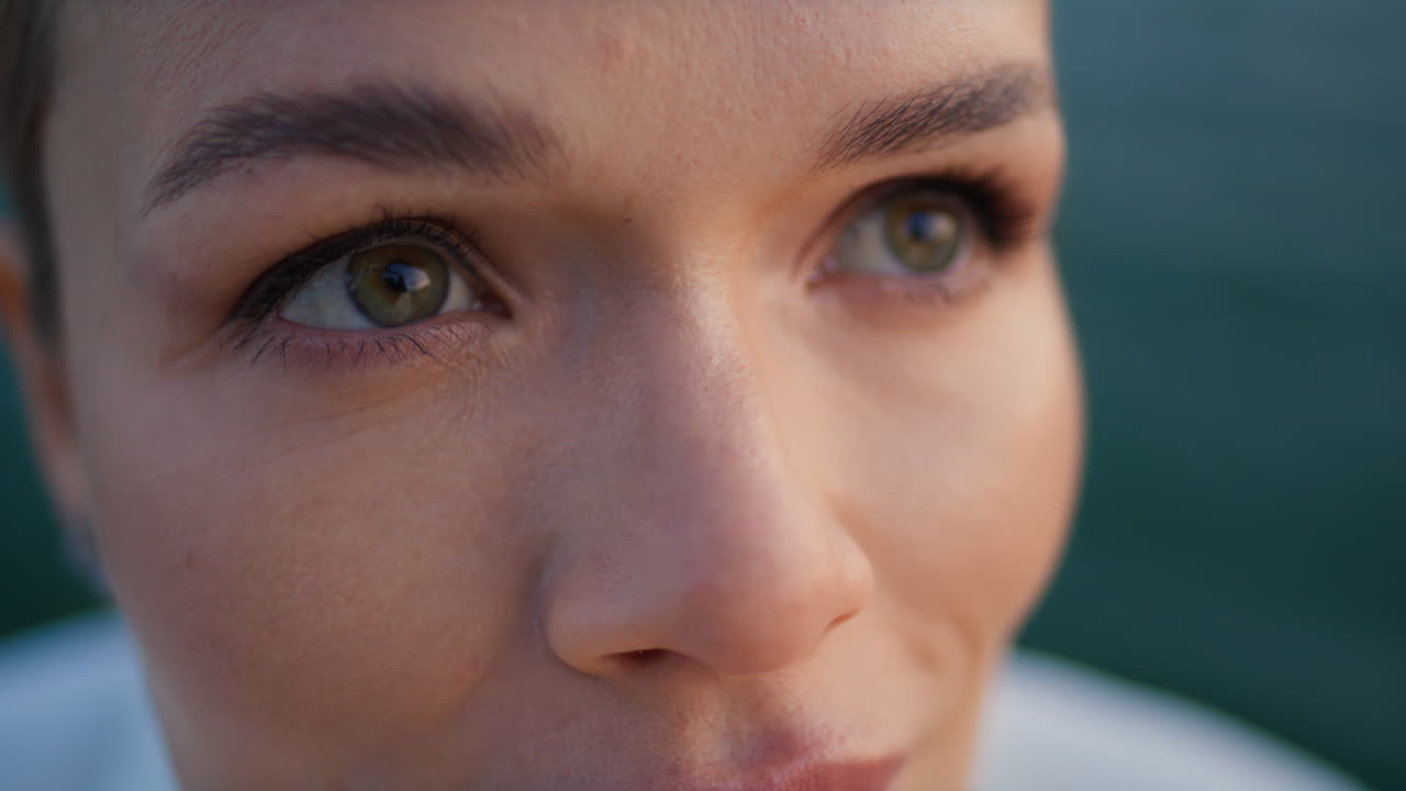 mujer enfocada en primer plano mirando fijamente a la cámara. mujer hermosa con ojos oscuros