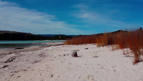 Toma-De-Drone-Del-Lago-De-Gras-En-El-Lago-Kai-Iwi,-Nueva-Zelanda