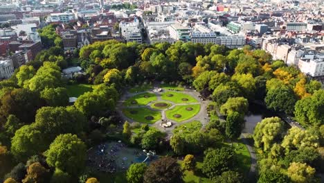 Drohnenvideo-Aus-Der-Luft-Von-Dublin-St-Stephen&#39;s-Green-Im-Zentrum-Von-Dublin-Mit-Blick-Nach-Westen