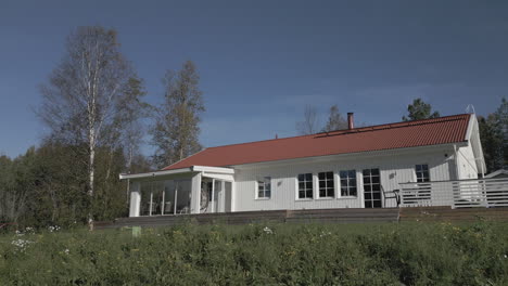 casa sueca en el campo al crepúsculo