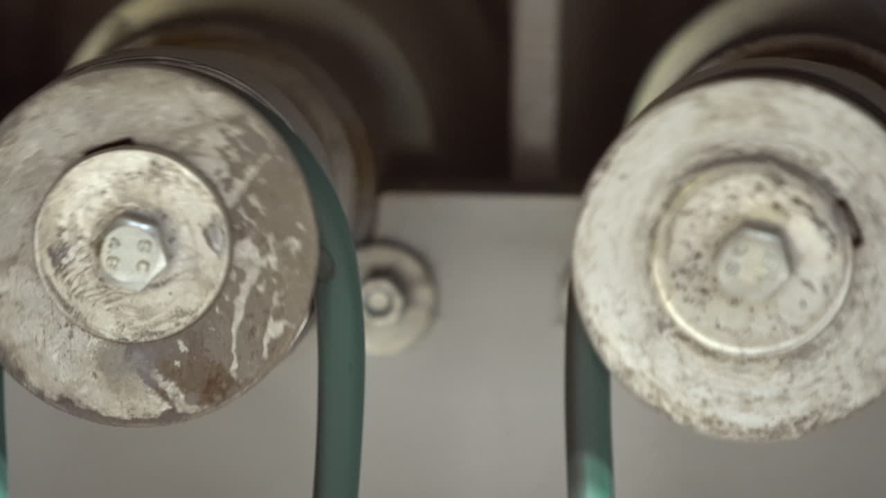 revisión de ruedas de transmisión sucias giratorias con un tornillo